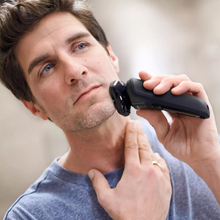Load image into Gallery viewer, Philips Wet & Dry electric shaver S5582
